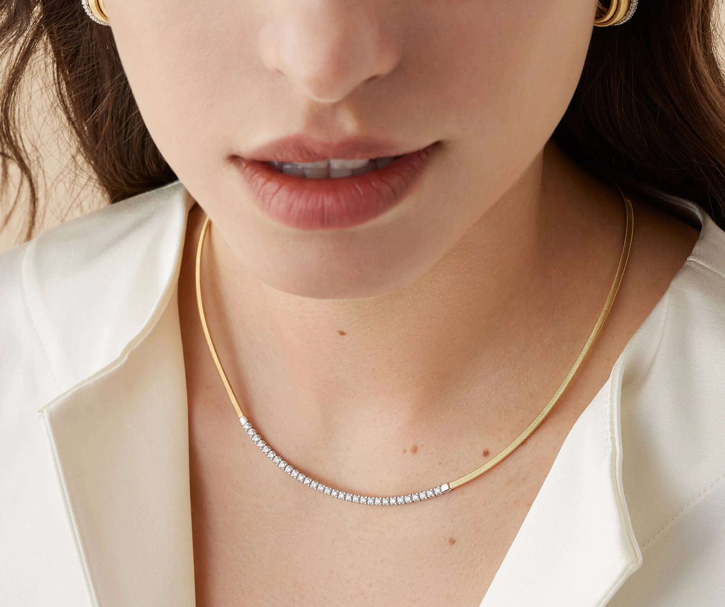 18K Yellow Gold Single Strand Coil Collar With Diamond Bar