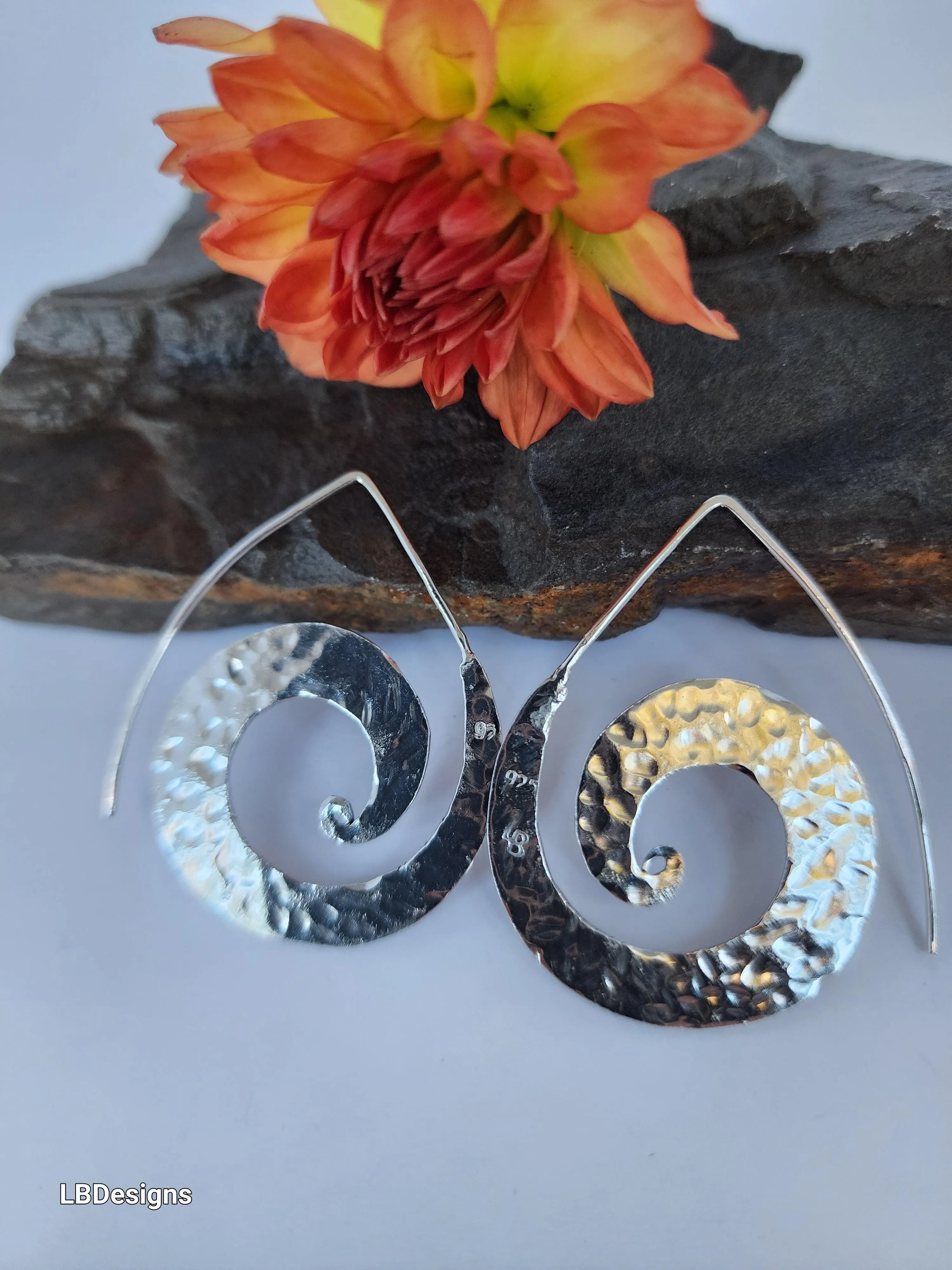 Modern swirl hoop earrings