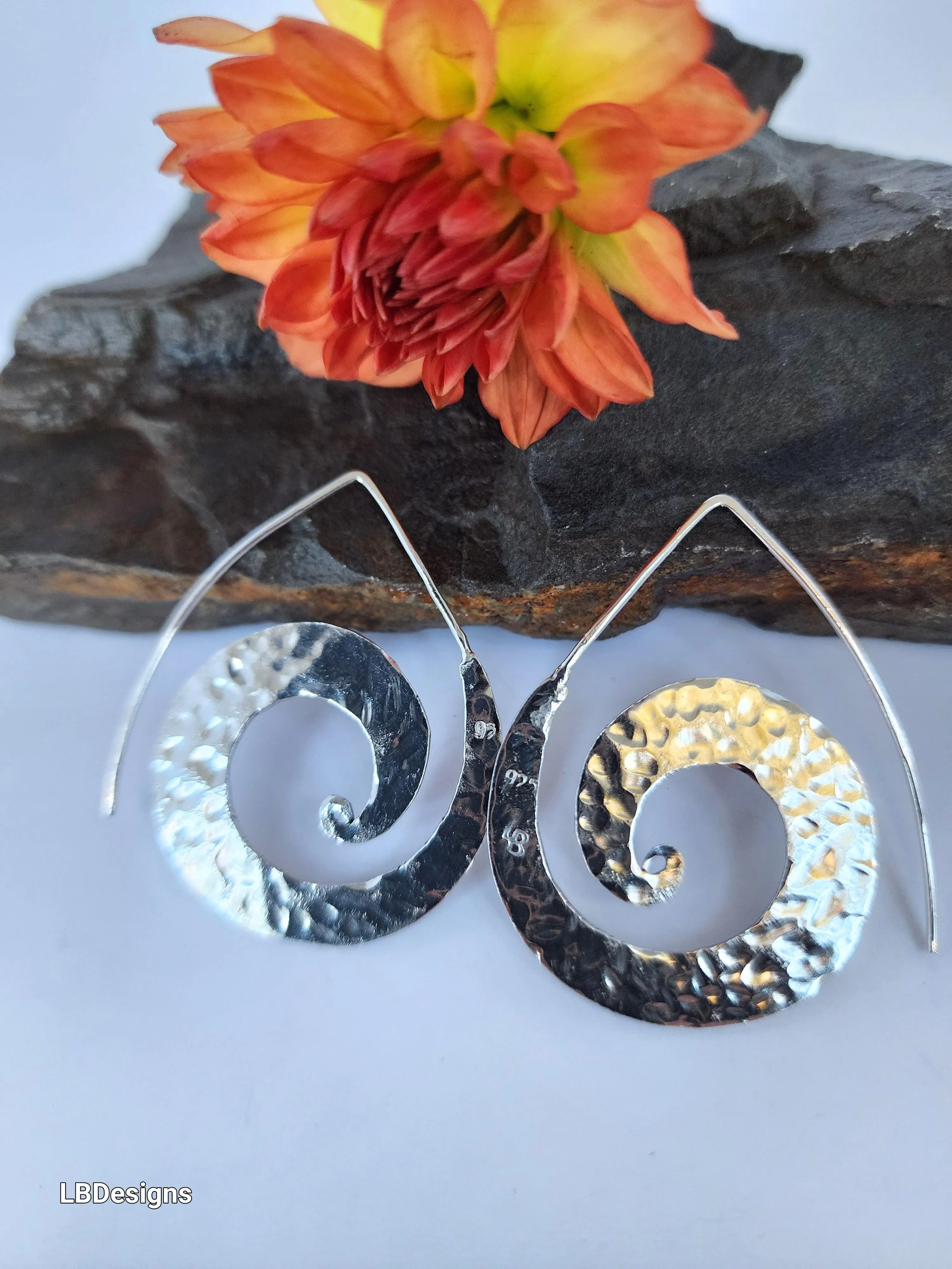 Modern swirl hoop earrings